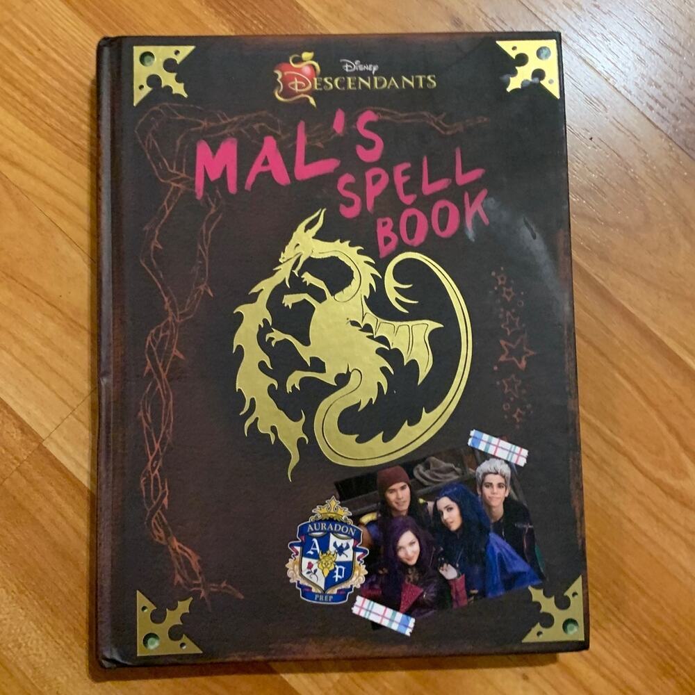 Descendants Mal's Spell Book‎